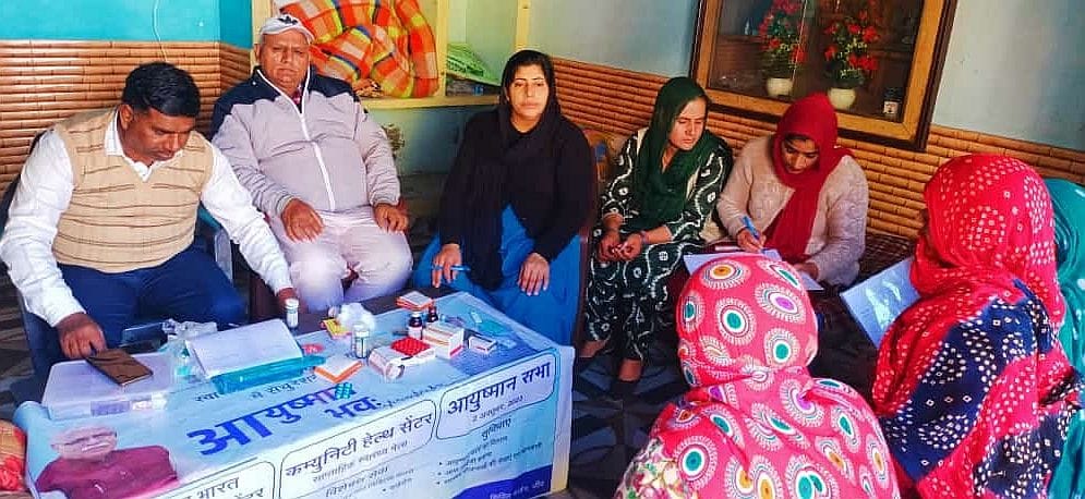 17जेएनडी08: नगूरां गांव में ग्रामीणों के स्वास्थ्य की जांच करती स्वास्थ्य विभाग की टीम। संवाद