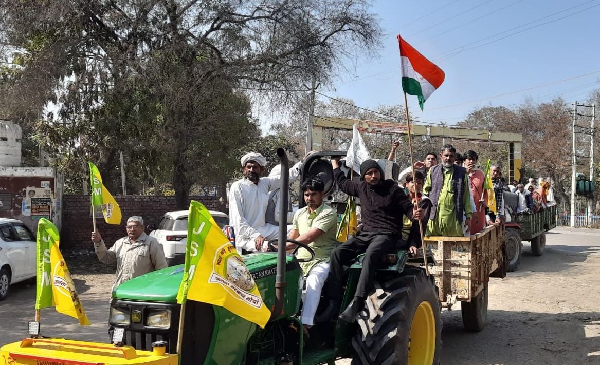 17जेएनडी12: किसान संगठन लघु सचिवालय में विरोध प्रदर्शन करते हुए। संवाद।