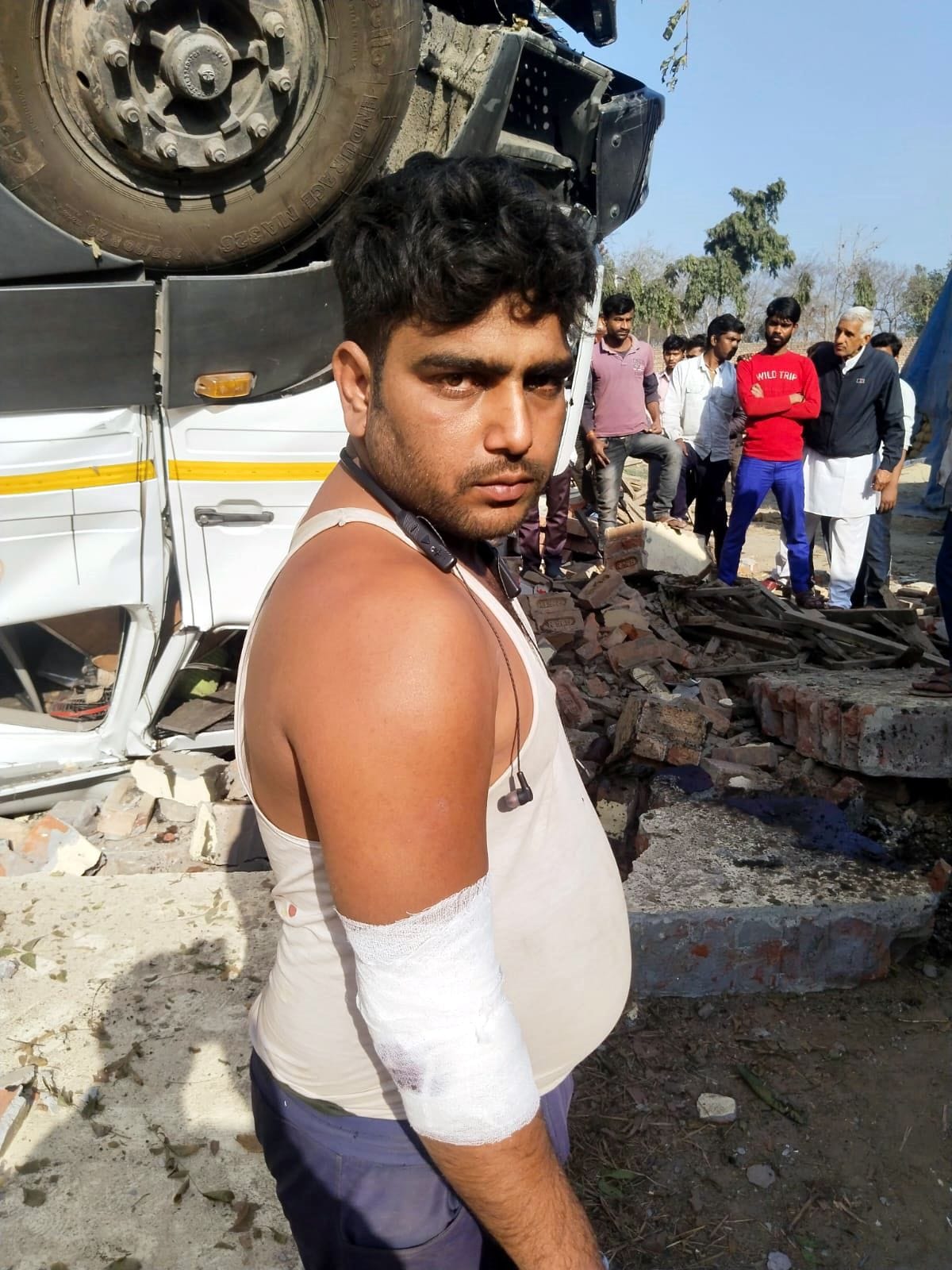 17जेएनडी28-जींद रोड पर सडक़ किनारे पलटा हुआ ट्रक। संवाद