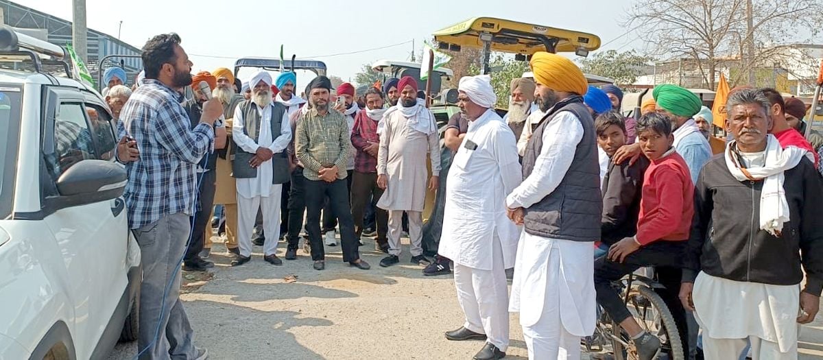 17जेएनडी32-किसानों को संबोधित करते हुए सरपंच अजीतपाल सिंह च_ा। 17जेएनडी32-किसानों को संबोधित करते हुए सरपंच अजीतपाल सिंह च_ा।