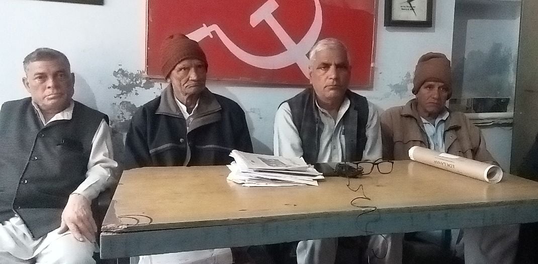 18जेएनडी10: बैठक को संबोधित करते हुए सीपीएम के जिला सचिव कामरेड रमेश चंद्र व अन्य। स्वयं 18जेएनडी10: बैठक को संबोधित करते हुए सीपीएम के जिला सचिव कामरेड रमेश चंद्र व अन्य। स्वयं