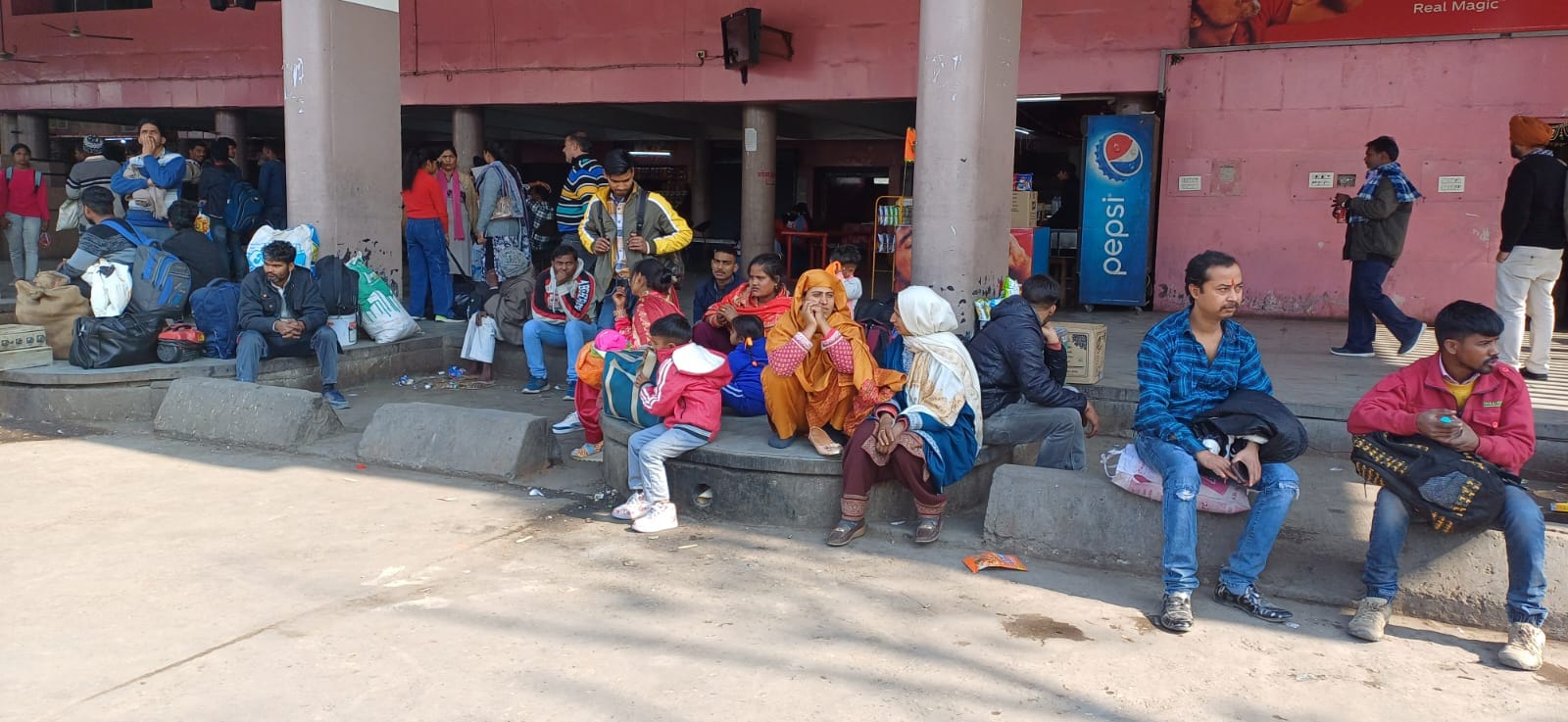अंबाला छावनी बस अड्डे पर बद्दी की बस का इंतजार करता परिवार। संवाद अंबाला छावनी बस अड्डे पर बद्दी की बस का इंतजार करता परिवार। संवाद