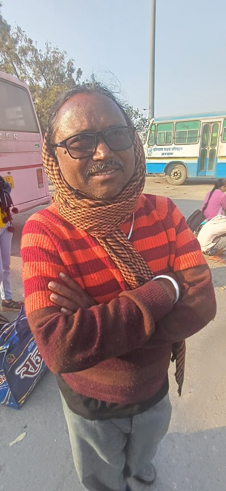 अंबाला छावनी बस अड्डे पर बद्दी की बस का इंतजार करता परिवार। संवाद अंबाला छावनी बस अड्डे पर बद्दी की बस का इंतजार करता परिवार। संवाद