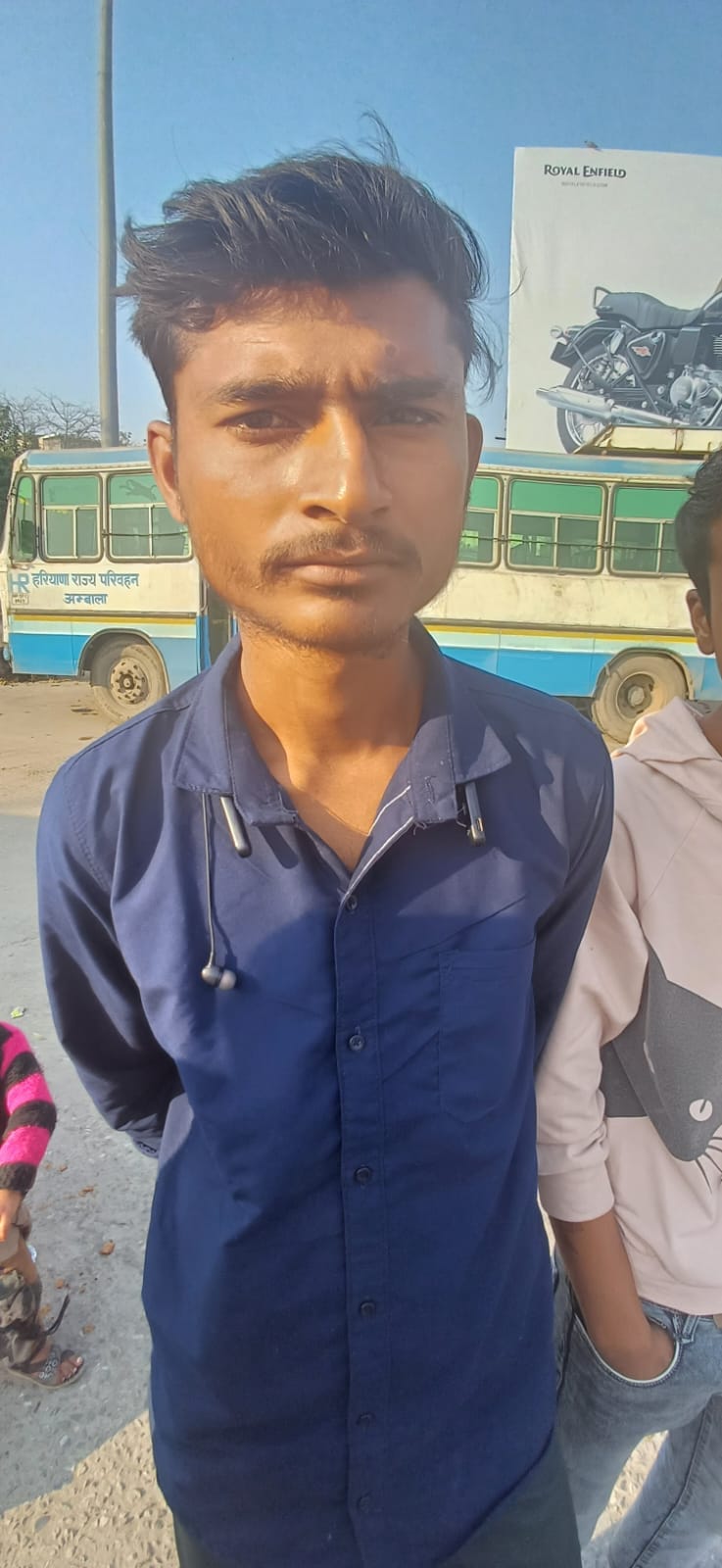 अंबाला छावनी बस अड्डे पर बद्दी की बस का इंतजार करता परिवार। संवाद अंबाला छावनी बस अड्डे पर बद्दी की बस का इंतजार करता परिवार। संवाद