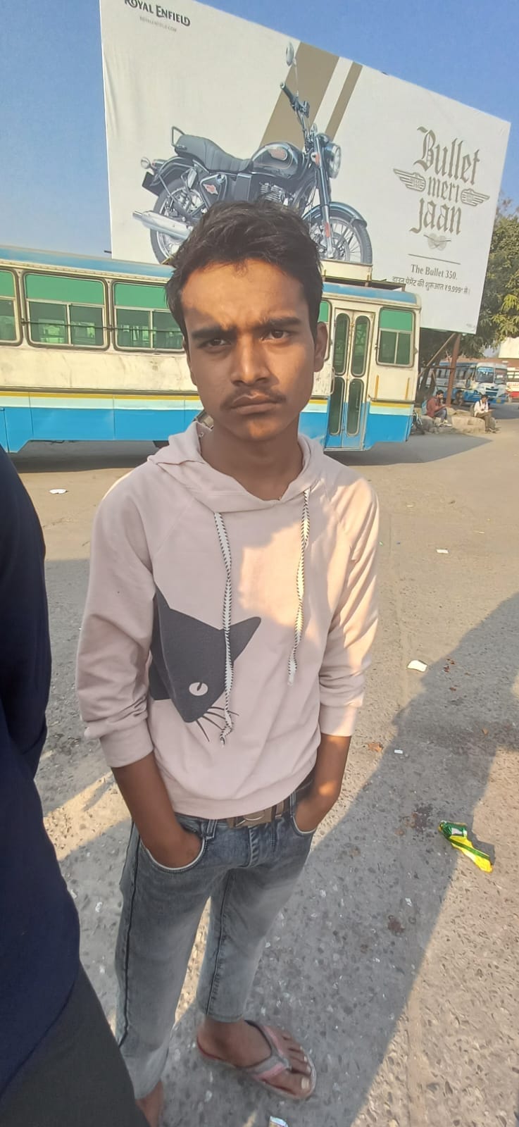अंबाला छावनी बस अड्डे पर बद्दी की बस का इंतजार करता परिवार। संवाद अंबाला छावनी बस अड्डे पर बद्दी की बस का इंतजार करता परिवार। संवाद