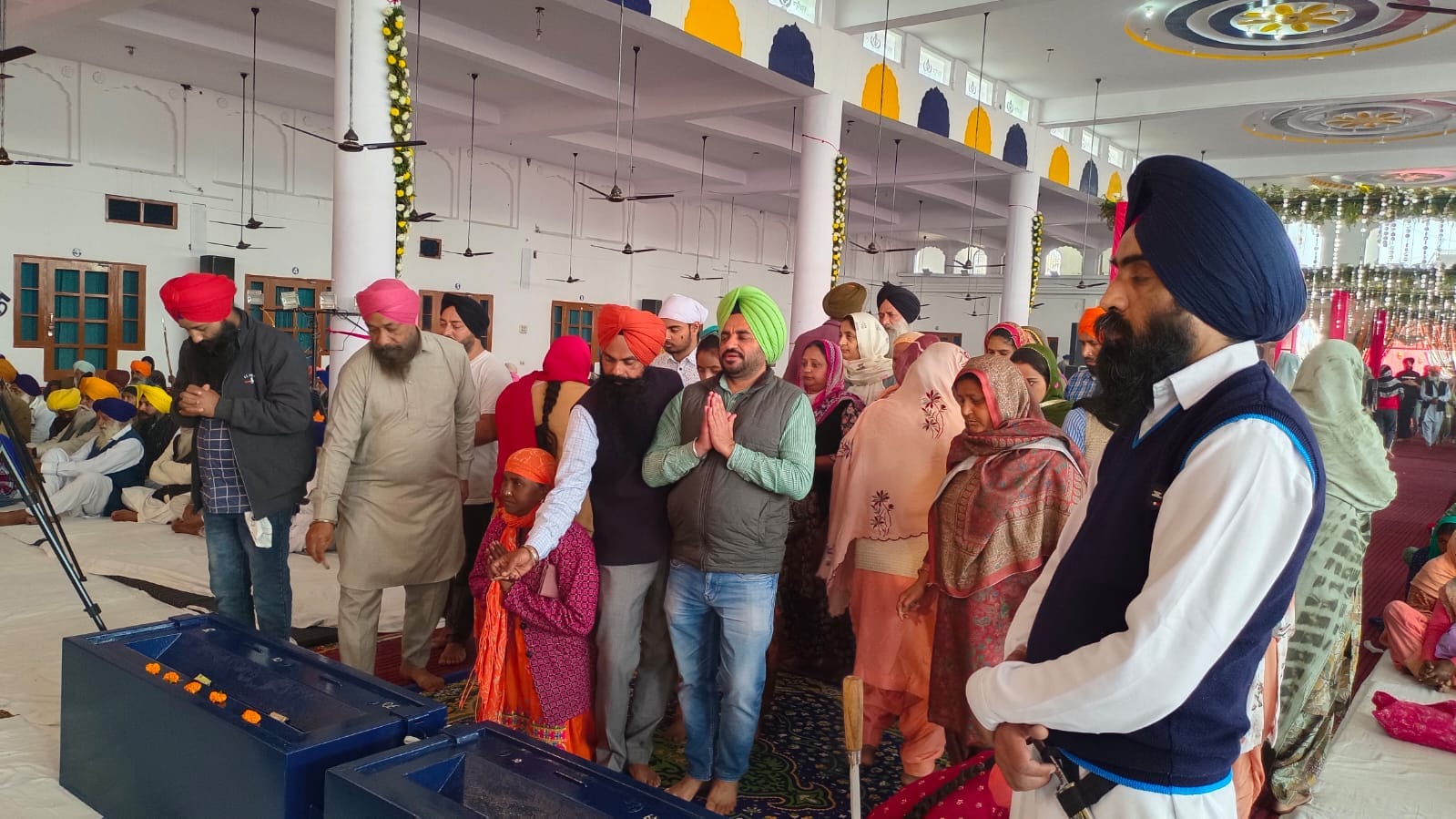 अंबाला छावनी के पंजोखरा साहिब गुरूद्वारा में आयोजित समागम में शबद कीर्तन के दौरान मौजूद संगत। स अंबाला छावनी के पंजोखरा साहिब गुरूद्वारा में आयोजित समागम में शबद कीर्तन के दौरान मौजूद संगत। स