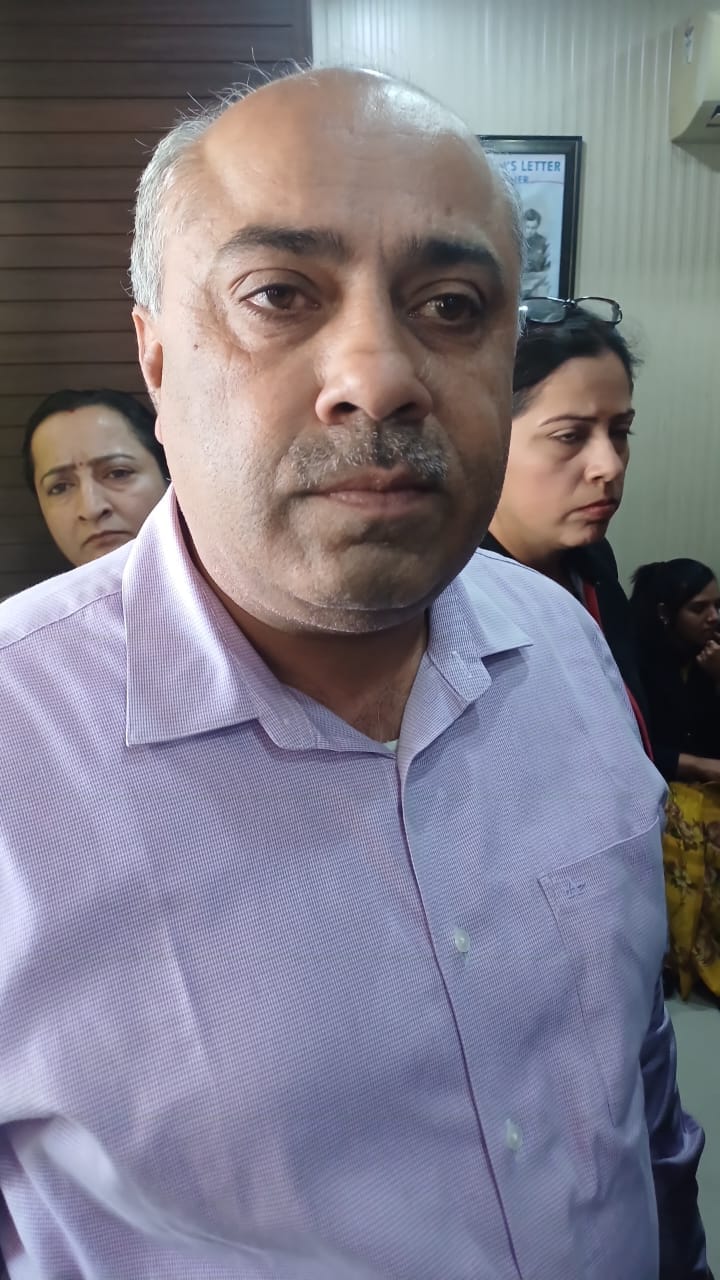 अंबाला छावनी के स्टाफ रोड स्थित सिसिल कॉन्वेंट स्कूल में अभिभावकों के साथ फर्श पर बैठे ओंकार 