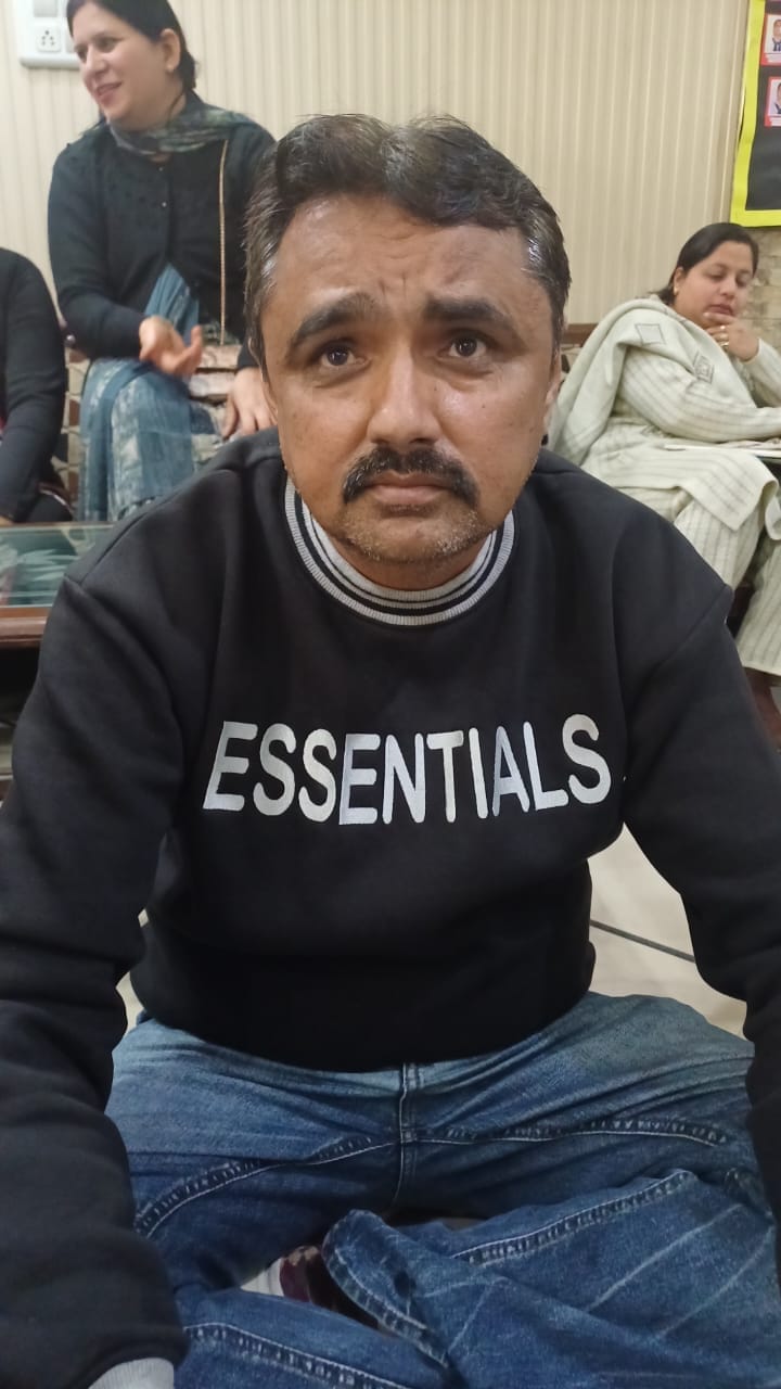 अंबाला छावनी के स्टाफ रोड स्थित सिसिल कॉन्वेंट स्कूल में अभिभावकों के साथ फर्श पर बैठे ओंकार 