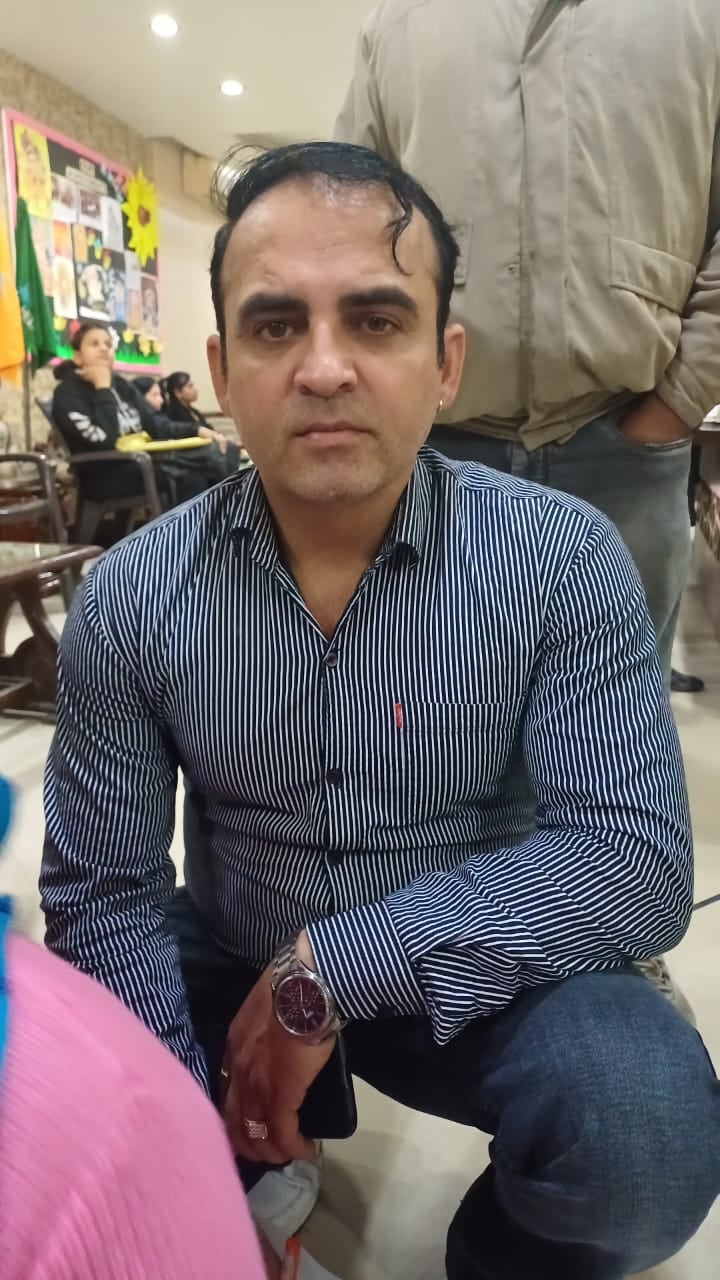 अंबाला छावनी के स्टाफ रोड स्थित सिसिल कॉन्वेंट स्कूल में अभिभावकों के साथ फर्श पर बैठे ओंकार 