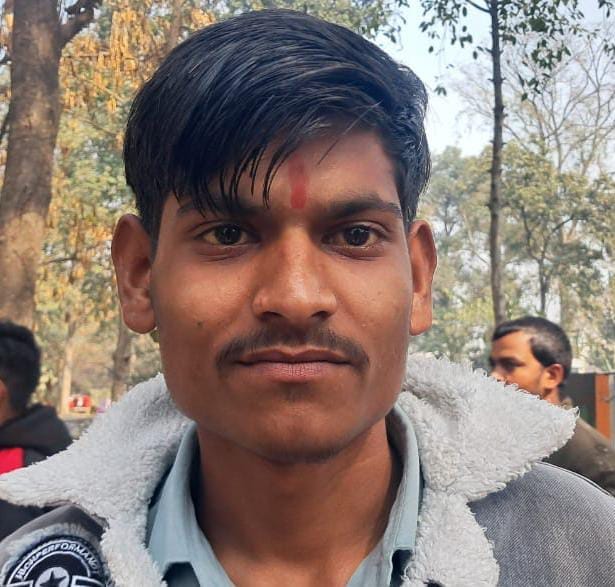 बीसलपुर के के.के एस विघा मंदिर परीक्षा केंद्र के गेट पर खड़े परीक्षाथीZ । संवाद