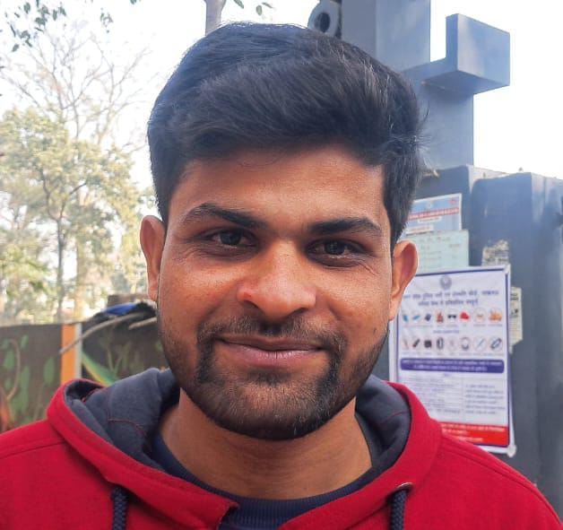 बीसलपुर के के.के एस विघा मंदिर परीक्षा केंद्र के गेट पर खड़े परीक्षाथीZ । संवाद