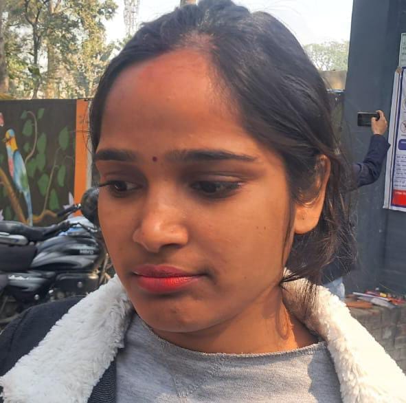 बीसलपुर के के.के एस विघा मंदिर परीक्षा केंद्र के गेट पर खड़े परीक्षाथीZ । संवाद