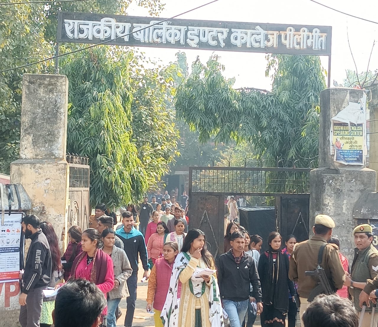 बीसलपुर के के.के एस विघा मंदिर परीक्षा केंद्र के गेट पर खड़े परीक्षाथीZ । संवाद