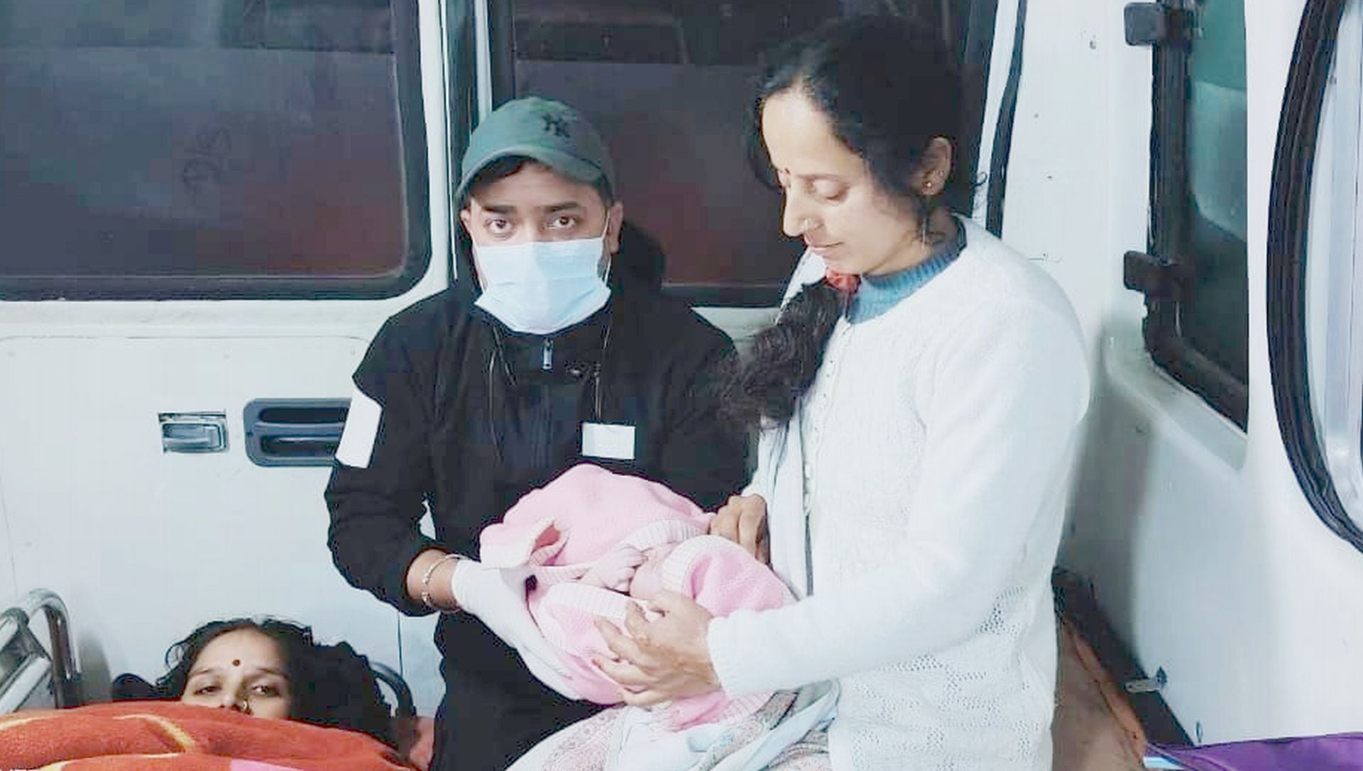 चंबा के चुवाड़ी में 108 एंबूलेंस में प्रसव के बाद नवजात के साथ ईएमटी।संवाद चंबा के चुवाड़ी में 108 एंबूलेंस में प्रसव के बाद नवजात के साथ ईएमटी।संवाद