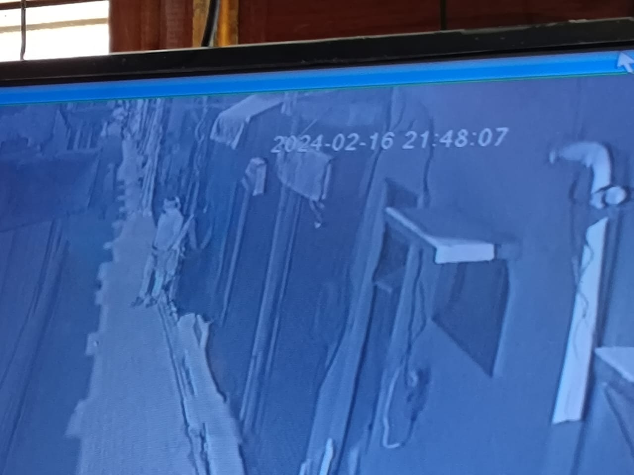 छावनी के गुड बाजार में पुलिस ठगों का पता लगाने के लिए सीसीटीवी देखती हुई: संवाद छावनी के गुड बाजार में पुलिस ठगों का पता लगाने के लिए सीसीटीवी देखती हुई: संवाद