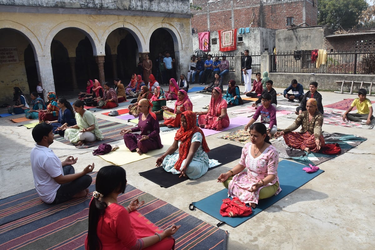 फोटो 17- सोनीपत के गांव अकबरपुर बारोटा में हर घर सूर्य नमस्कार कार्यक्रम के दौरान योग अभ्यास कर फोटो 17- सोनीपत के गांव अकबरपुर बारोटा में हर घर सूर्य नमस्कार कार्यक्रम के दौरान योग अभ्यास कर