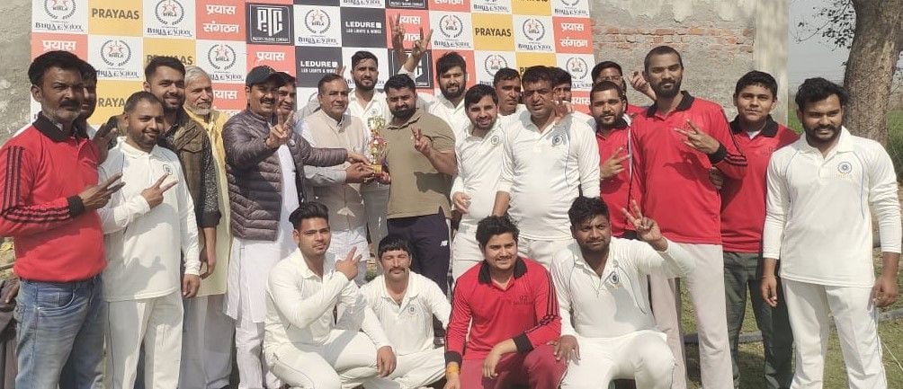 फोटो 18: सोनीपत के खरखौदा में क्रिकेट मैच जीतकर क्वार्टर फाइनल में जगह बनाने वाली टीम को सम्मान