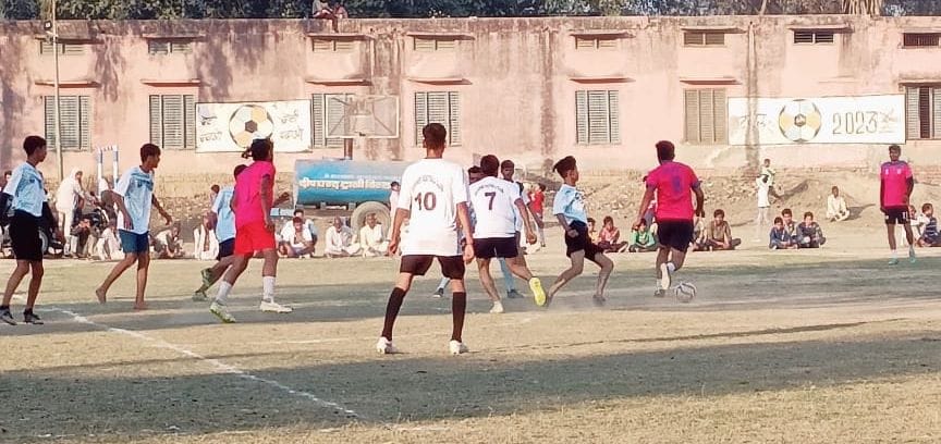 फोटो 24- सोनीपत के गांव बिचपड़ी में फुटबॉल प्रतियोगिता के दौरान प्रतिभा दिखाते खिलाड़ी। संवाद फोटो 24- सोनीपत के गांव बिचपड़ी में फुटबॉल प्रतियोगिता के दौरान प्रतिभा दिखाते खिलाड़ी। संवाद