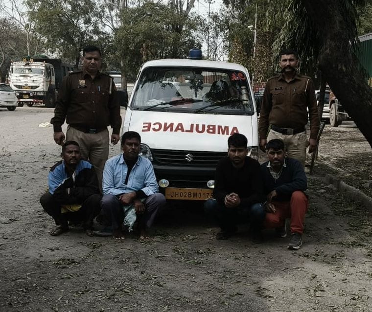 फोटो :25: सोनीपत के राई थाना क्षेत्र में एम्बुलेंस कार के अंदर शराब तस्करी के आरोप में पकड़े गए