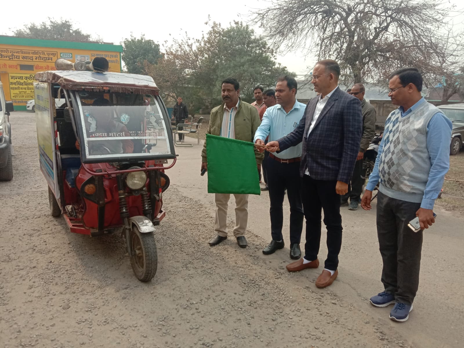 जिला गन्ना अधिकारी कार्यालय पर आयोजित बैठक में मौजूद गन्ना अधिकारी व सचिव । स्रोत - विभाग
