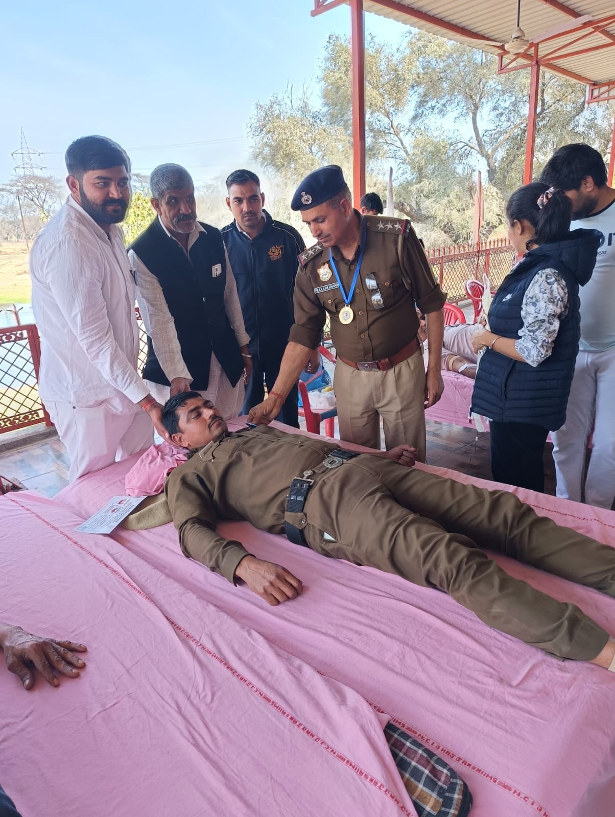  झांसवा गांव में आयोजित रक्तदान शिविर में अतिथि का स्वागत करते आयोजक।