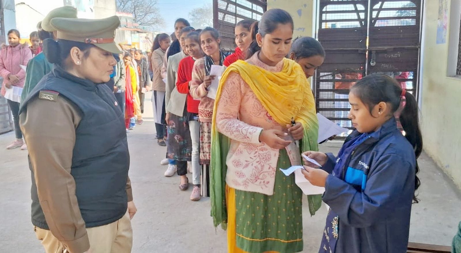 राजाराम महिला इंटर कॉलेज पर परीक्षार्थियों की बायोमेट्रिक उपस्थित दर्ज करते कर्मचारी। संवाद