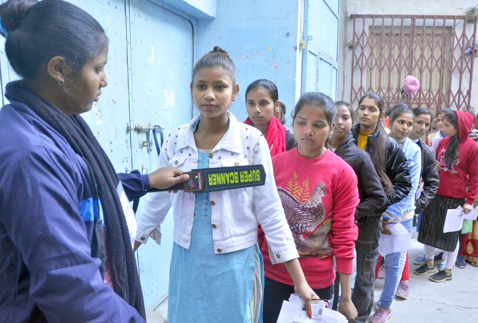 राजाराम महिला इंटर कॉलेज पर परीक्षार्थियों की बायोमेट्रिक उपस्थित दर्ज करते कर्मचारी। संवाद
