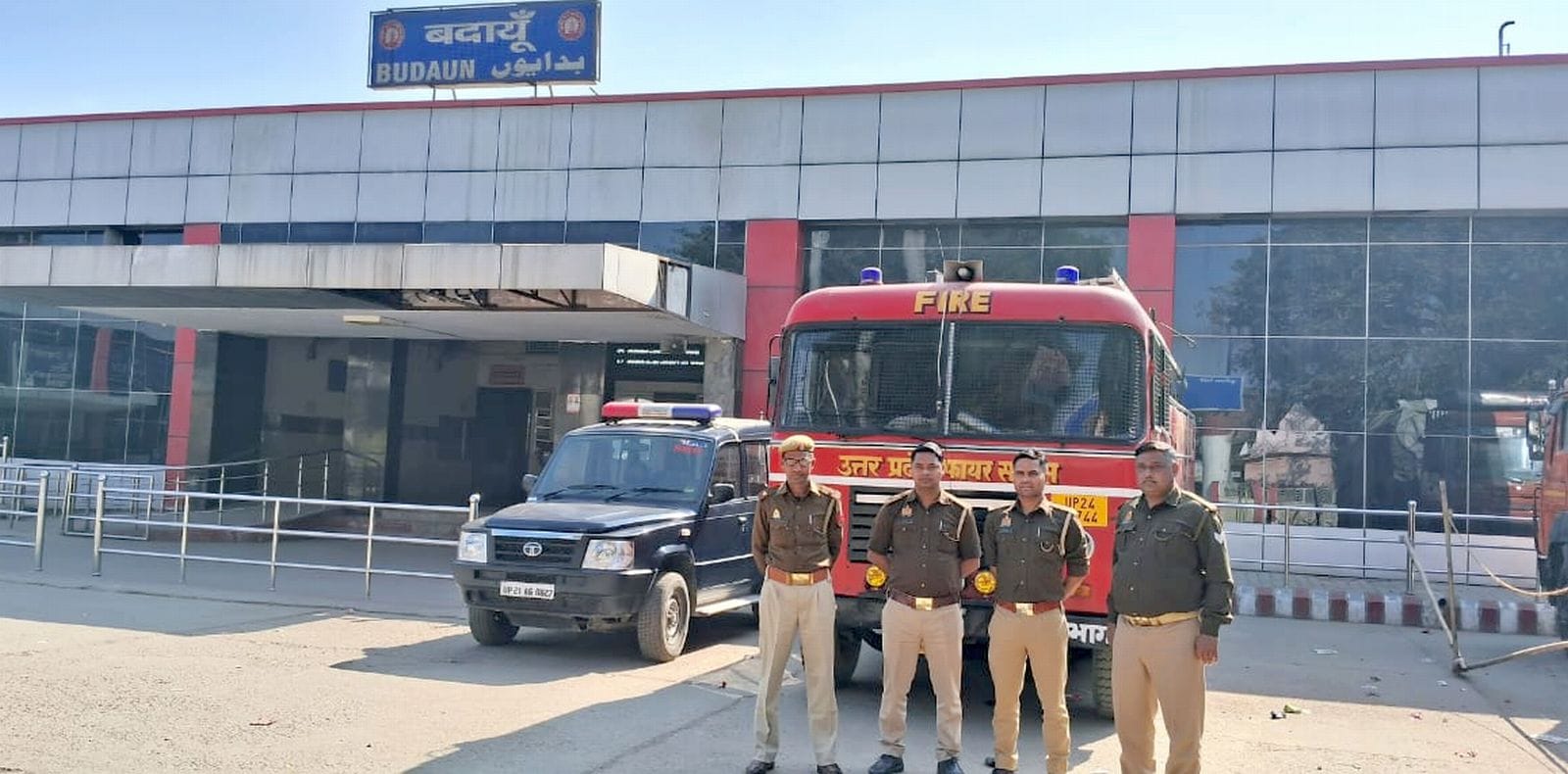राजाराम महिला इंटर कॉलेज पर परीक्षार्थियों की बायोमेट्रिक उपस्थित दर्ज करते कर्मचारी। संवाद