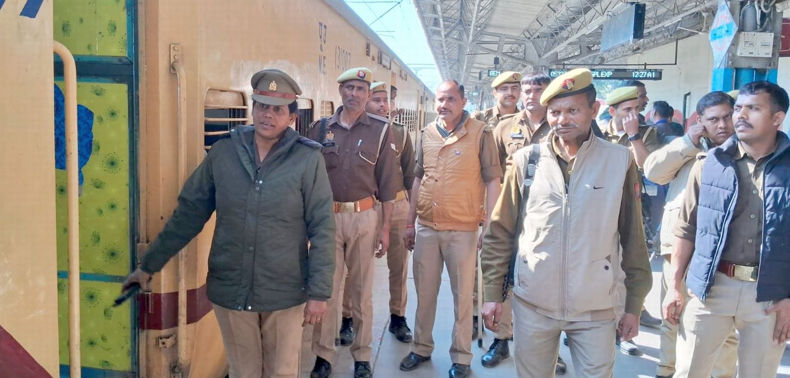 राजाराम महिला इंटर कॉलेज पर परीक्षार्थियों की बायोमेट्रिक उपस्थित दर्ज करते कर्मचारी। संवाद