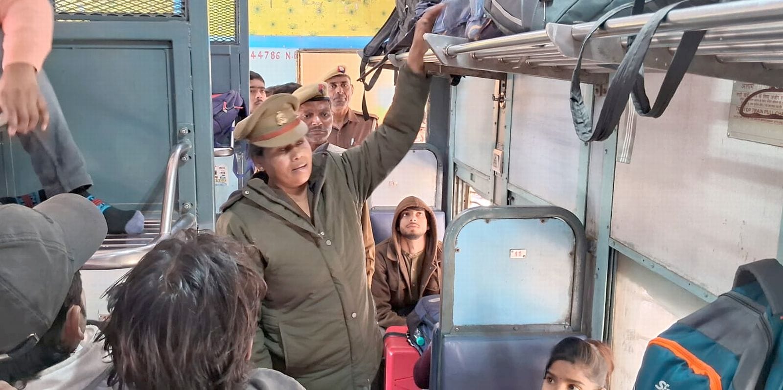 राजाराम महिला इंटर कॉलेज पर परीक्षार्थियों की बायोमेट्रिक उपस्थित दर्ज करते कर्मचारी। संवाद