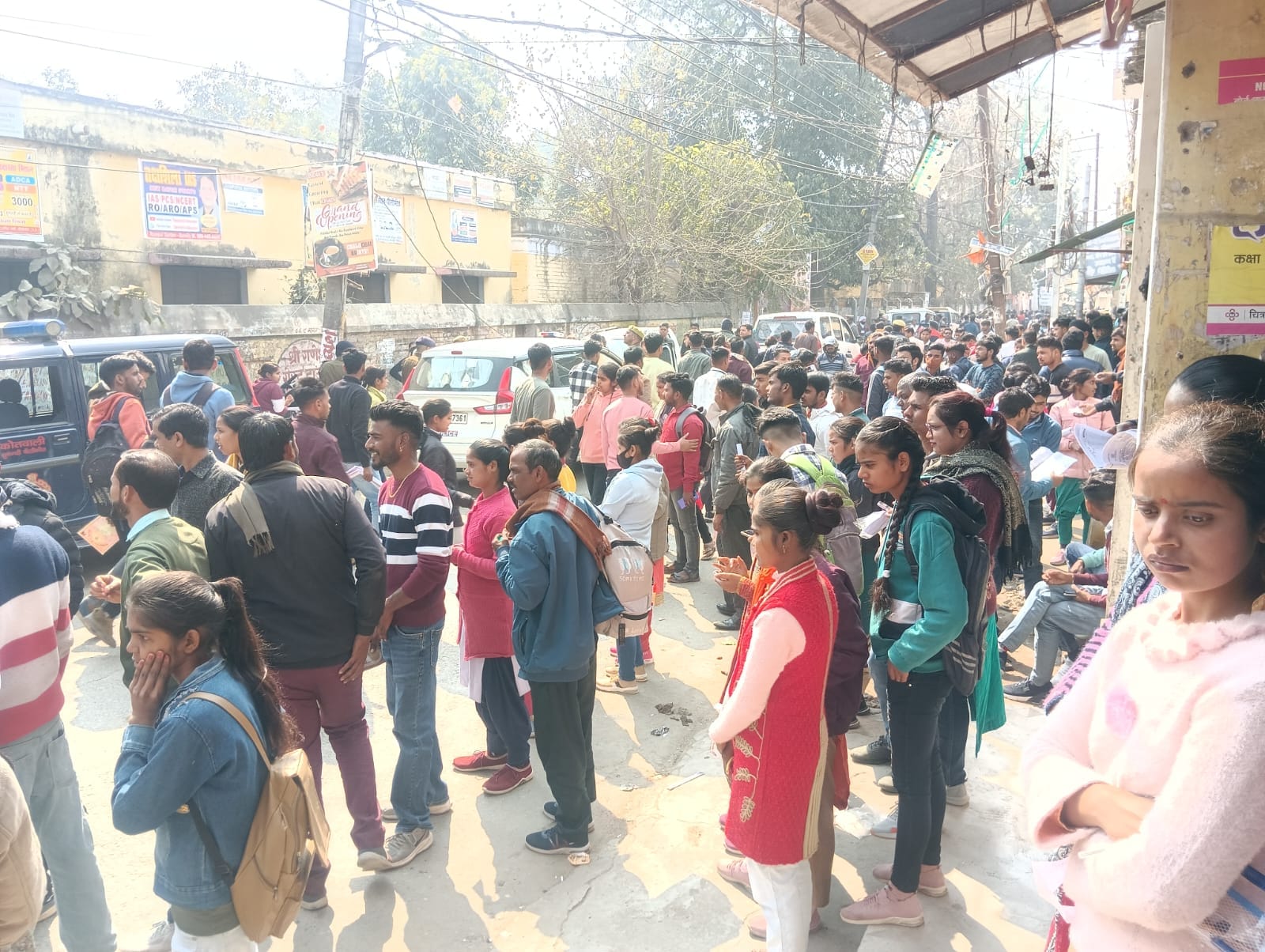 रेलवे जंक्शन के बाहर तैनात रही पुलिस । संवाद रेलवे जंक्शन के बाहर तैनात रही पुलिस । संवाद
