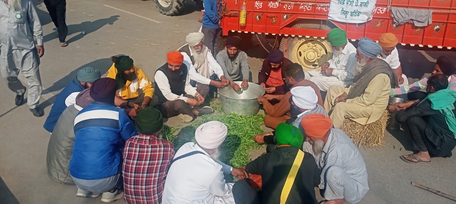 सफाई के दौरान मिसाइलनुमा मिली चीज को दिखाते किसान। संवाद सफाई के दौरान मिसाइलनुमा मिली चीज को दिखाते किसान। संवाद