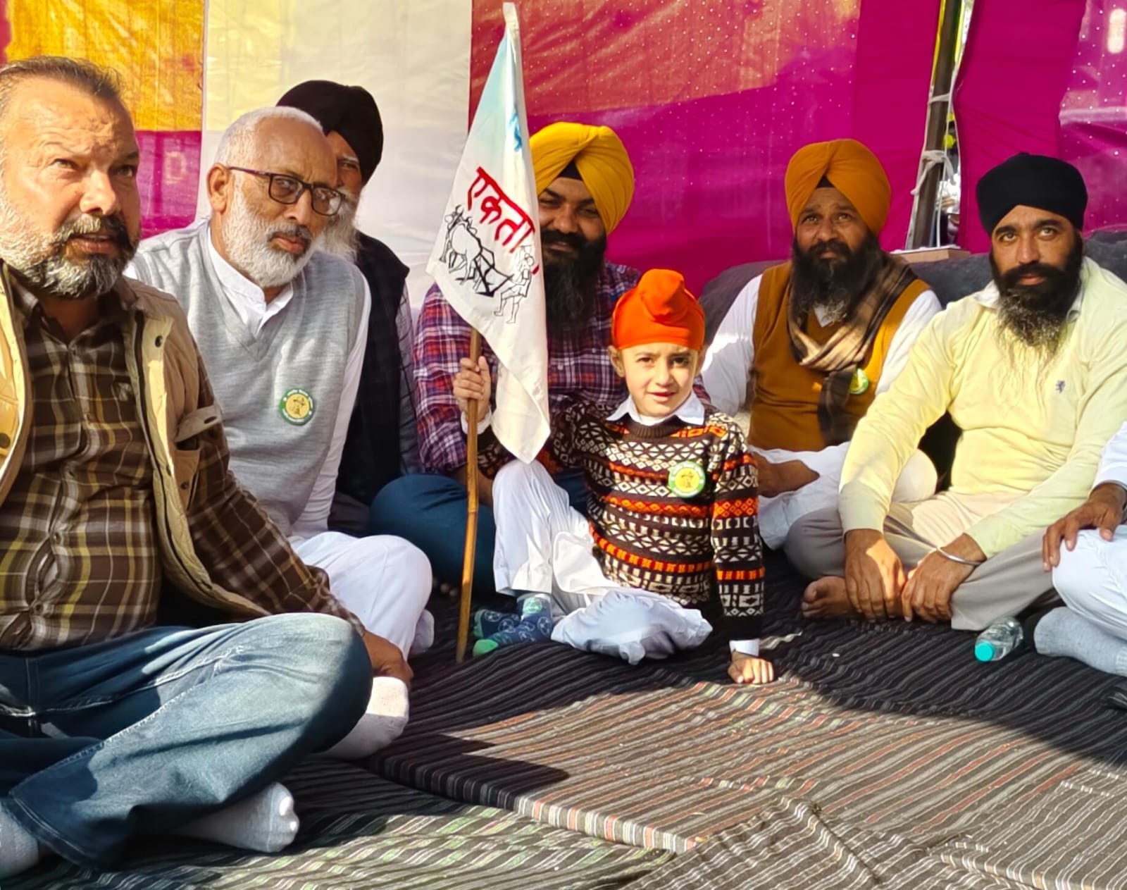 शांतिपूर्ण माहौल के बीच शंभू सीमापर ताश खेलते हुए किसान: संवाद