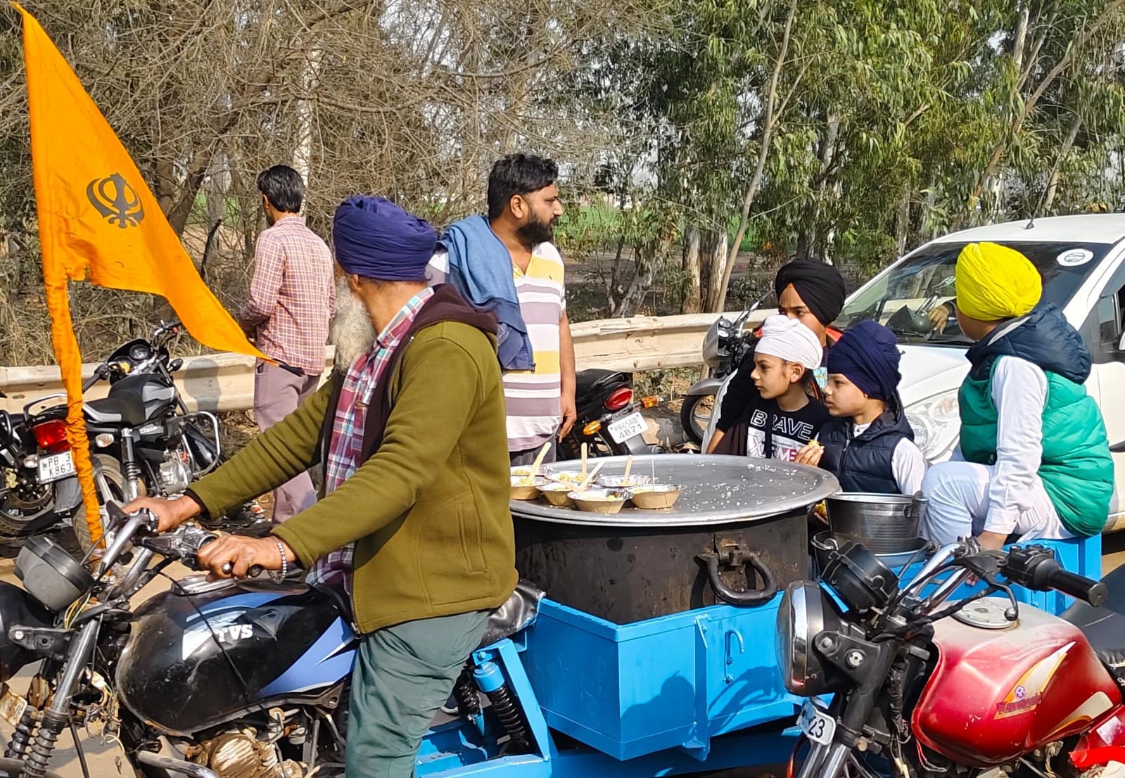 शांतिपूर्ण माहौल के बीच शंभू सीमापर ताश खेलते हुए किसान: संवाद