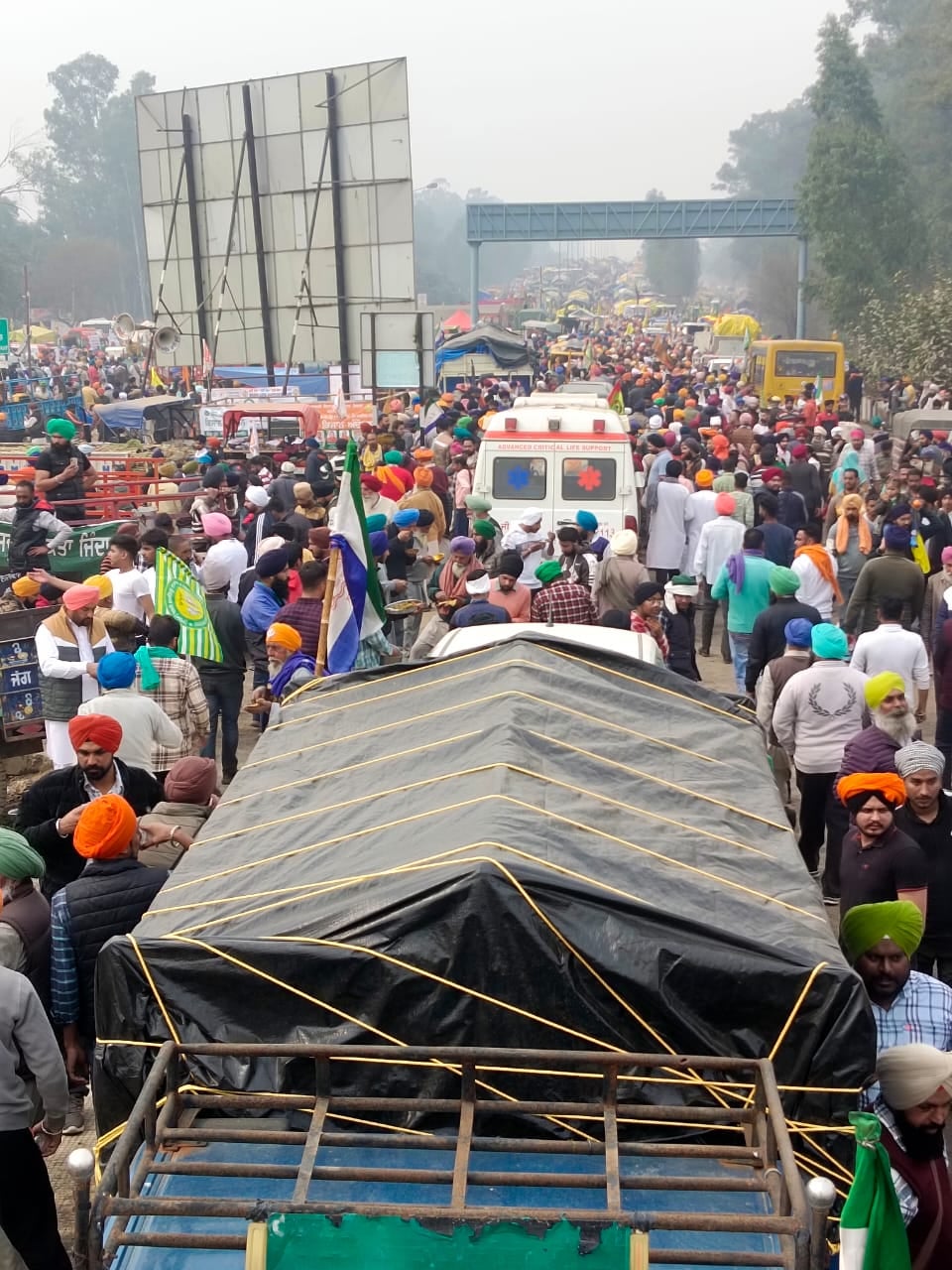 अंबाला-राजपुरा मार्ग स्थित शंभू बैरियर पर चल रहे किसान आंदोलन के दौरान खेतों में बैठे किसान नेत अंबाला-राजपुरा मार्ग स्थित शंभू बैरियर पर चल रहे किसान आंदोलन के दौरान खेतों में बैठे किसान नेत
