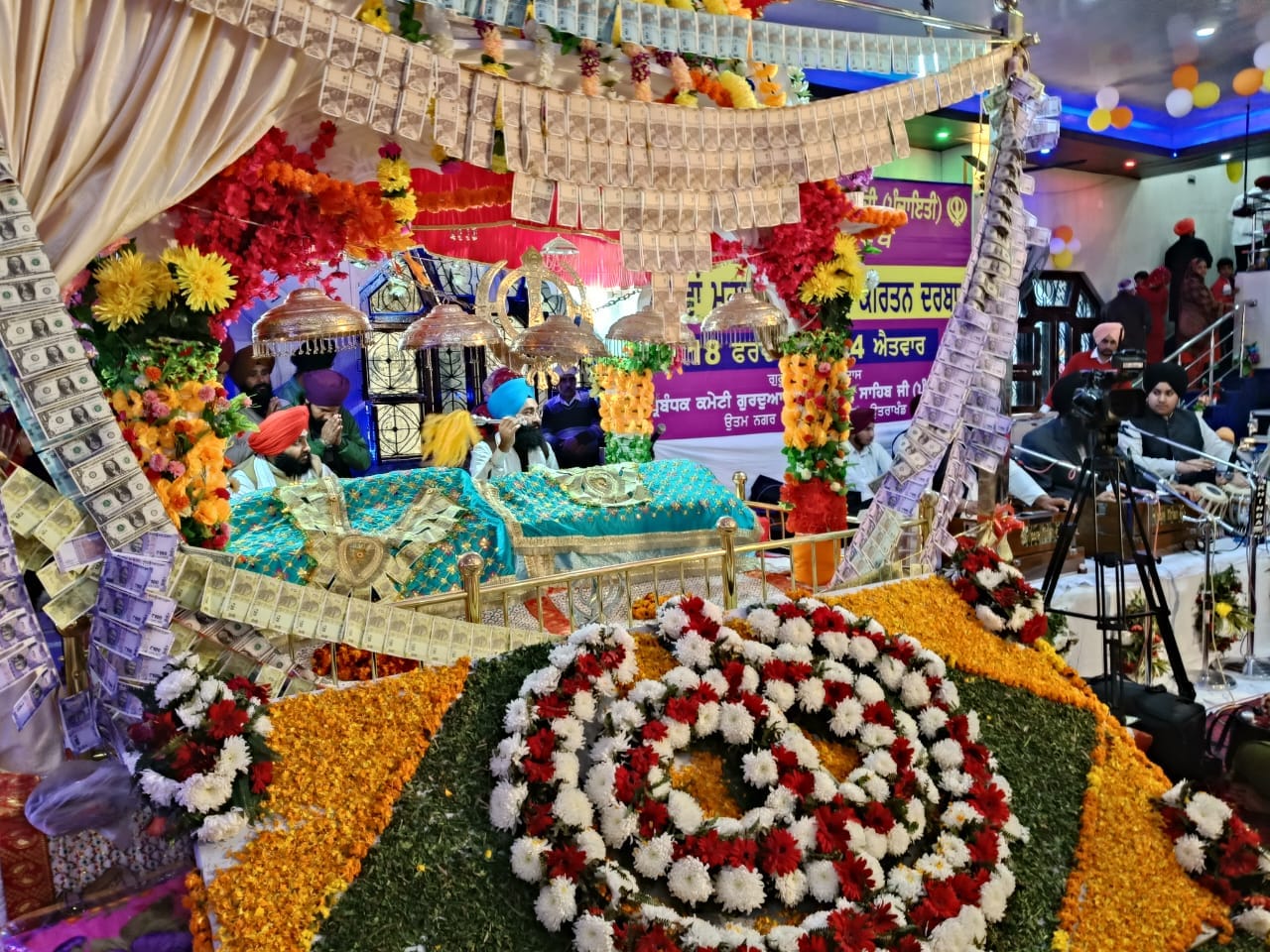 बहेड़ी। गुरुद्वारे के कीर्तन दरबार में जुटी सिक्ख संगत बहेड़ी। गुरुद्वारे के कीर्तन दरबार में जुटी सिक्ख संगत