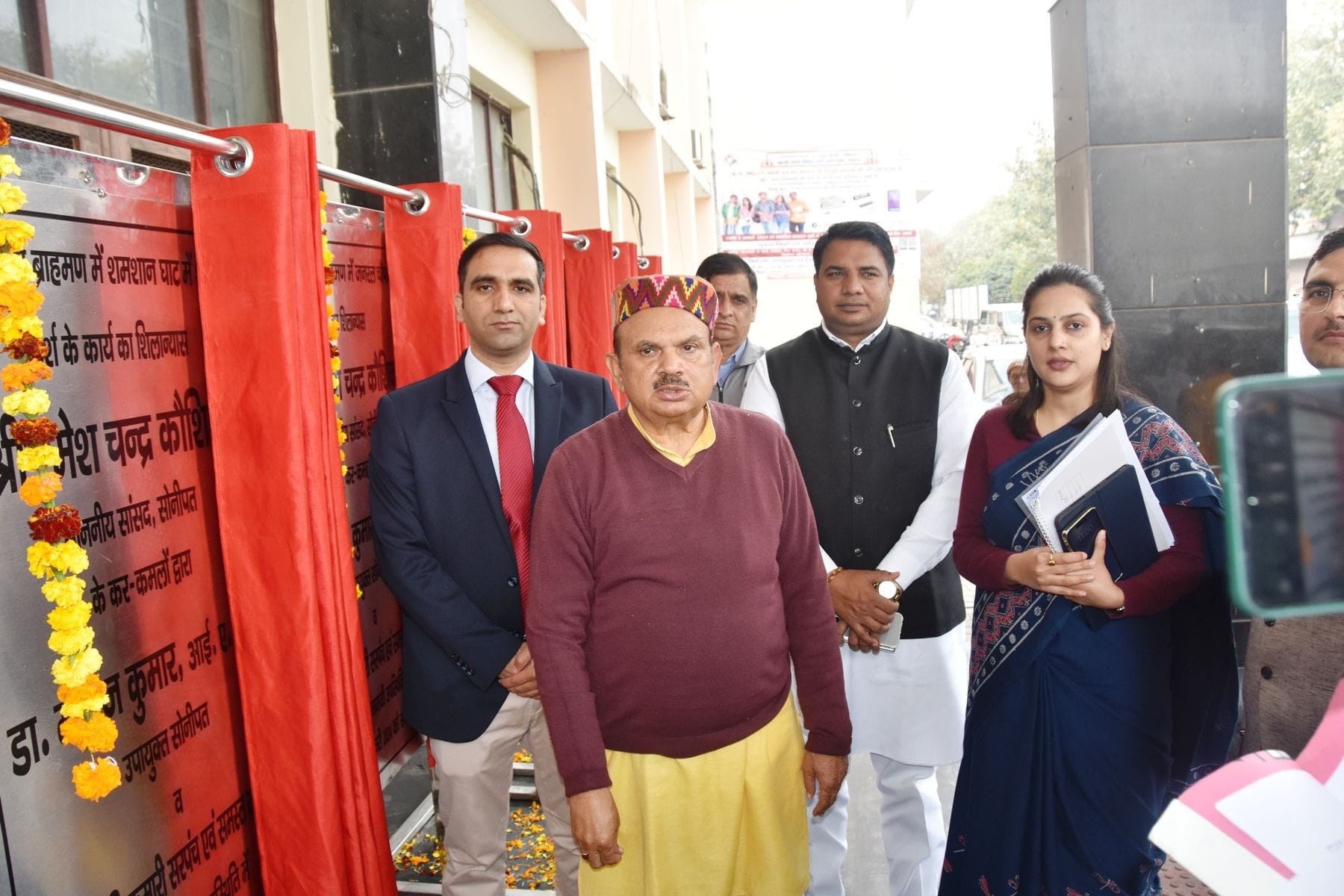 फोटो 01. सोनीपत के लघु सचिवालय में विकास कार्यों का शिलान्यास करते सांसद रमेश कौशिक, साथ में उप