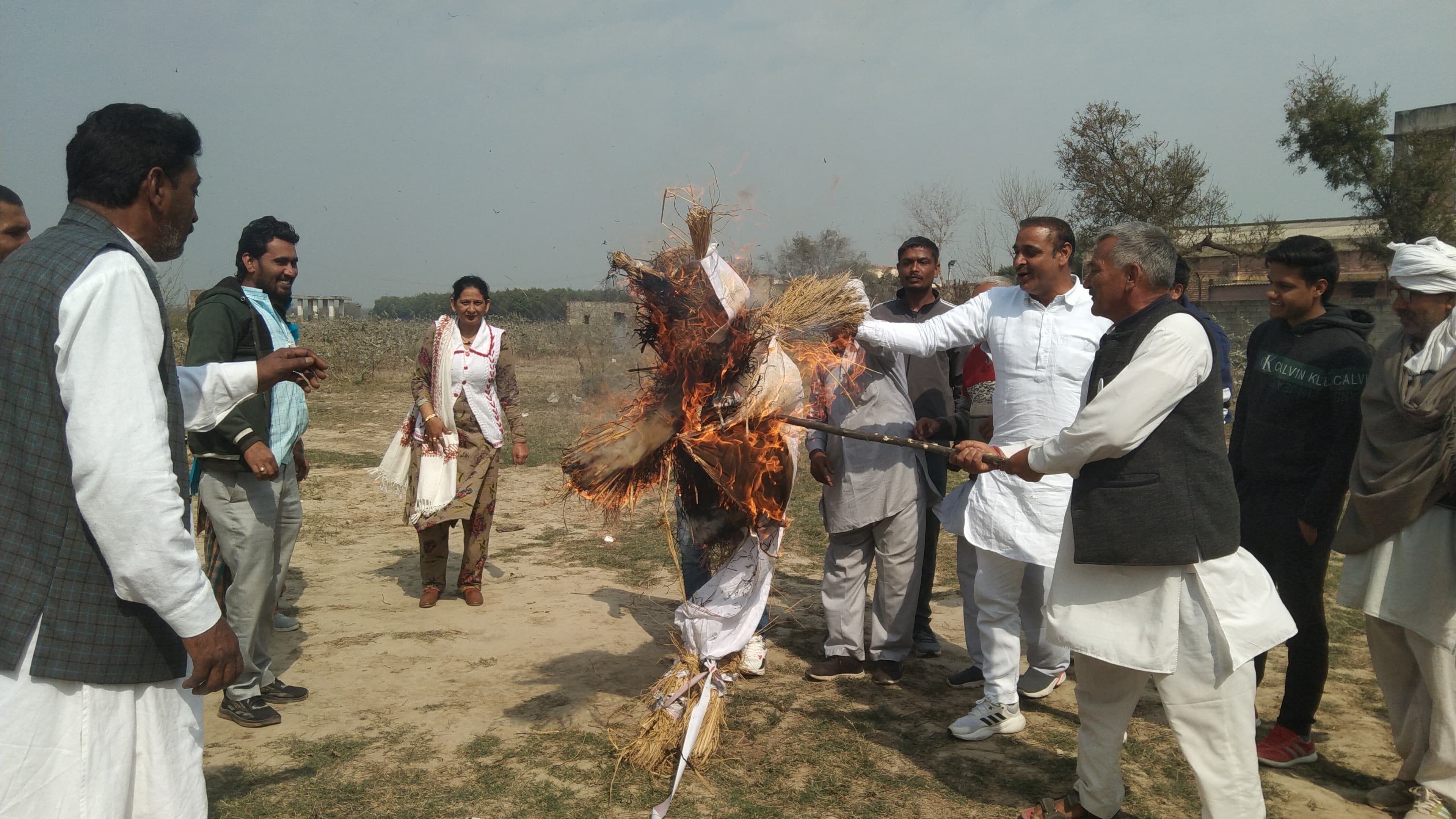 फोटो 09- सोनीपत के गोहाना में लघु सचिवालय के पास केंद्र सरकार के पुतले का दहन करते किसान। संवाद