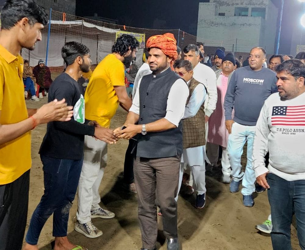 फोटो 11. सोनीपत के गन्नौर में ओपन शूटिंग वालीबाल प्रतियोगिता में खिलाड़ियों से परिचय लेते मुख्या फोटो 11. सोनीपत के गन्नौर में ओपन शूटिंग वालीबाल प्रतियोगिता में खिलाड़ियों से परिचय लेते मुख्या