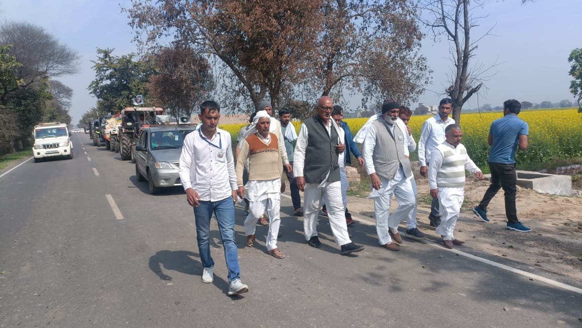 नारनौंद खेड़ी चौपटा धरने पर मौजूद किसानों को संबोधित करते किसान नेता विकास सीसर। नारनौंद खेड़ी चौपटा धरने पर मौजूद किसानों को संबोधित करते किसान नेता विकास सीसर।