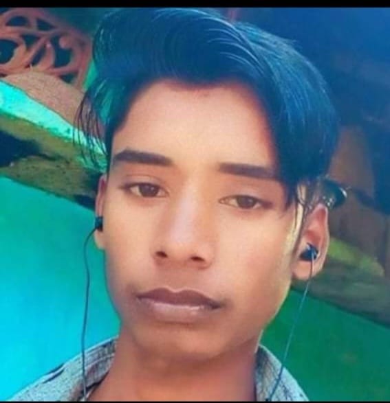 न्यूरिया क्षेत्र के गांव पंडरी में घटना की जांच करती पुलिस व मौजूद लोग । संवाद