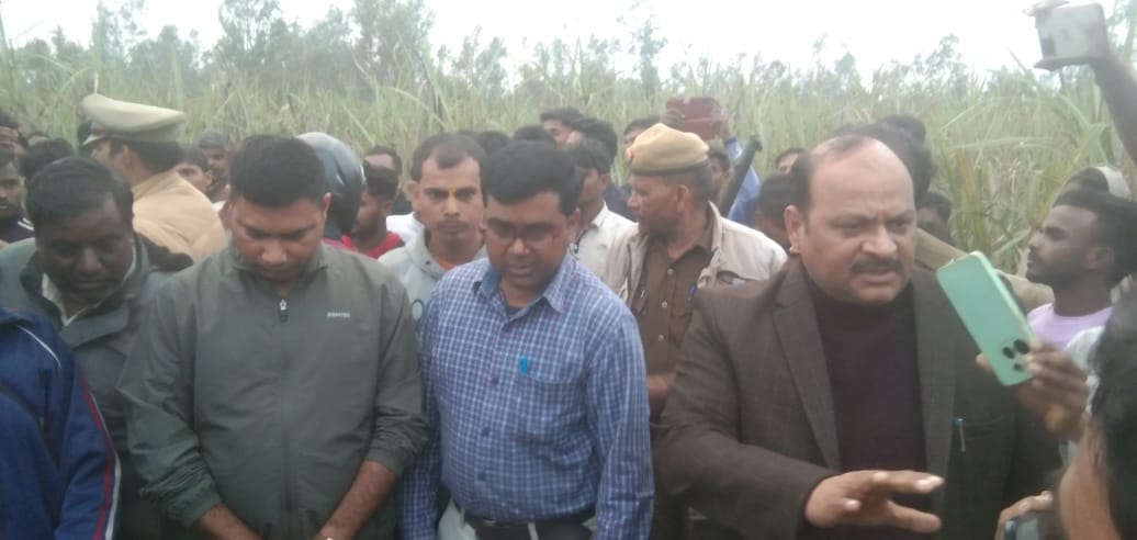 न्यूरिया क्षेत्र के गांव पंडरी में घटना की जांच करती पुलिस व मौजूद लोग । संवाद