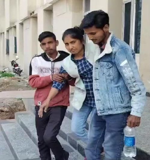 पहली पाली की परीक्षा देकर निकलते अभ्यर्थी-संवाद पहली पाली की परीक्षा देकर निकलते अभ्यर्थी-संवाद