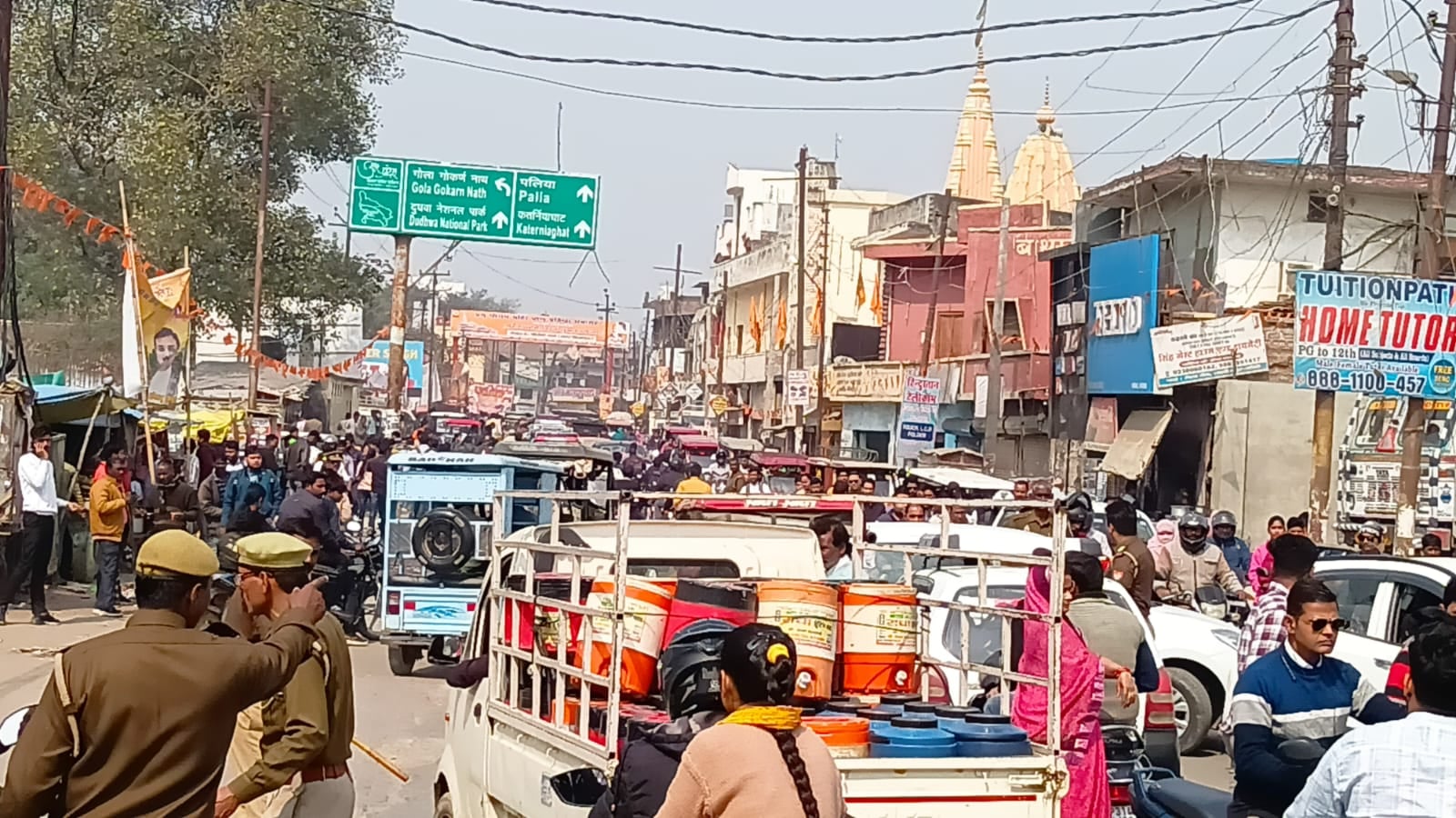 पहली पाली की परीक्षा देकर निकलते अभ्यर्थी-संवाद पहली पाली की परीक्षा देकर निकलते अभ्यर्थी-संवाद