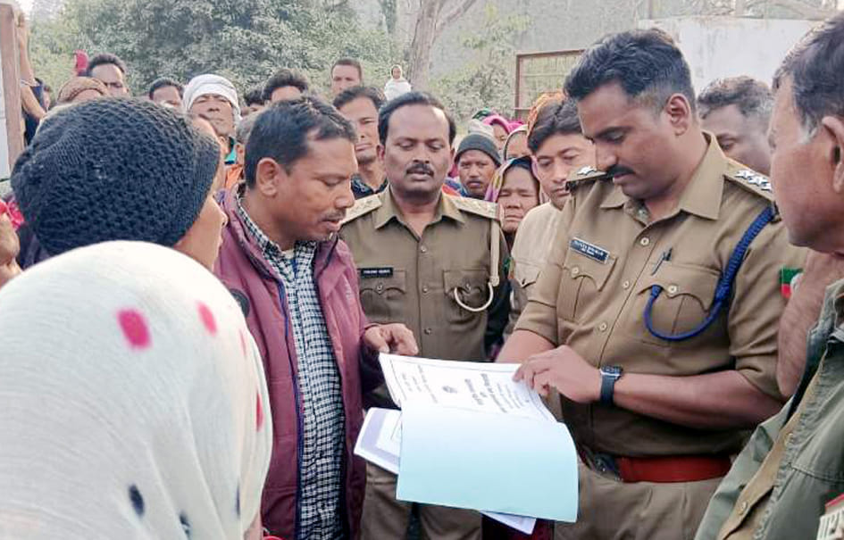 पलिया के थारू क्षेत्र की बनकटी रेंज में प्रदर्शन करते थारू समाज के लोग। संवाद पलिया के थारू क्षेत्र की बनकटी रेंज में प्रदर्शन करते थारू समाज के लोग। संवाद