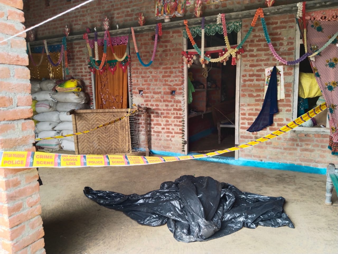रोते बिलखते मृतका आशा देवी के परिजन । संवाद रोते बिलखते मृतका आशा देवी के परिजन । संवाद