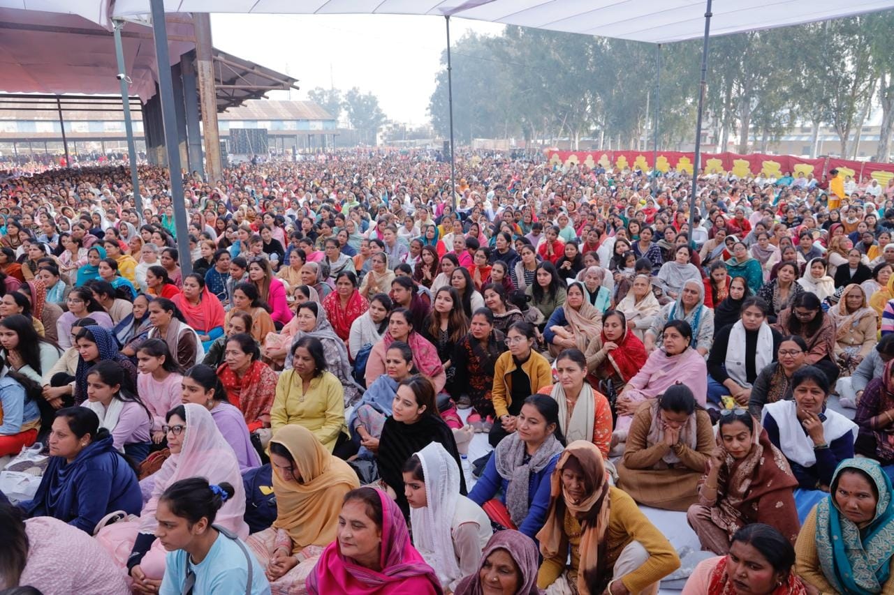 समागम में श्रद्धालुओं का मार्गदर्शन करते सतगुरु सुदीक्षा महाराज व राजपिता। संवाद समागम में श्रद्धालुओं का मार्गदर्शन करते सतगुरु सुदीक्षा महाराज व राजपिता। संवाद