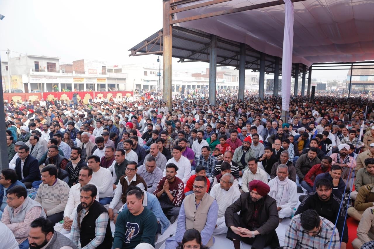 समागम में श्रद्धालुओं का मार्गदर्शन करते सतगुरु सुदीक्षा महाराज व राजपिता। संवाद समागम में श्रद्धालुओं का मार्गदर्शन करते सतगुरु सुदीक्षा महाराज व राजपिता। संवाद