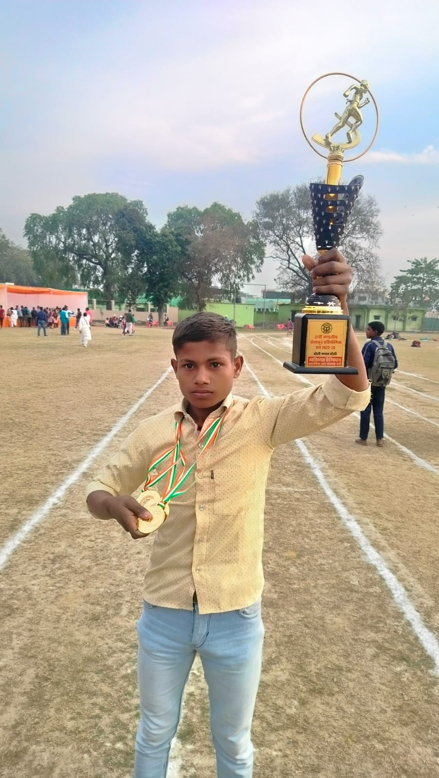 स्वर्ण पदक के साथ छात्रा अक्षरा । स्रोत - शिक्षक स्वर्ण पदक के साथ छात्रा अक्षरा । स्रोत - शिक्षक