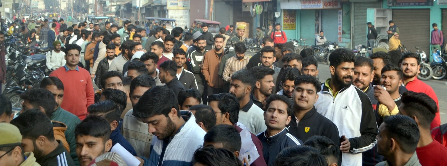 शामली  आरके इटर कॉलेज  में  यूपी पुलिस आरक्षी भर्ती की लिखित परीक्षा के  दौरान      अभ्यर्थियों